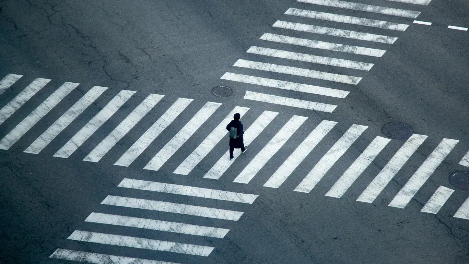 Fußgängerin überquert Kreuzung